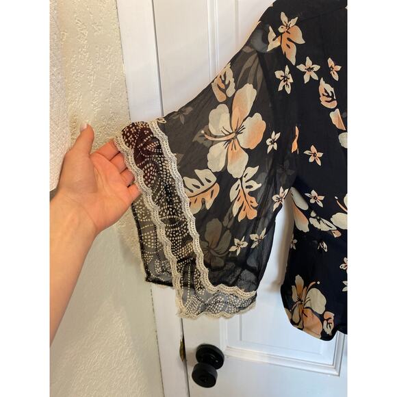 VINTAGE X SPENSER JEREMY Silk Lace Black Floral Hawaii Wrap Blouse Small - Picture 3 of 5